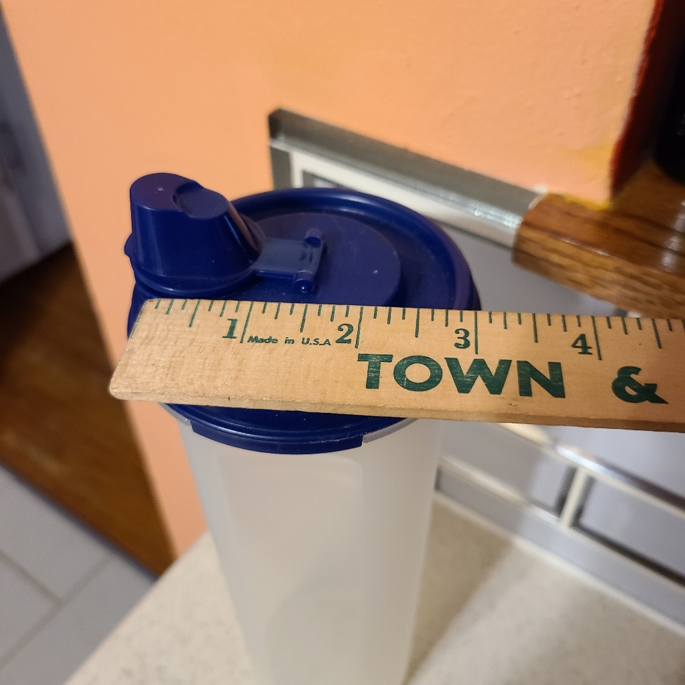 Tupperware container - Picture 4 of 5